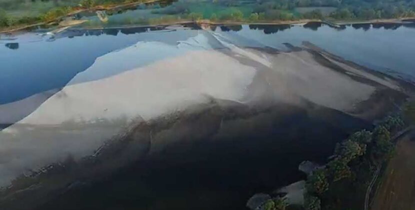 Stan wody na Wiśle wynosił w niedzielę 90 cm! Widok rzeki z drona.