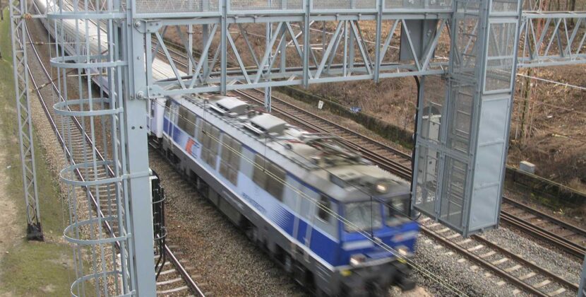 29-latek chciał popełnić samobójstwo skacząc z mostu pod nadjeżdżający pociąg